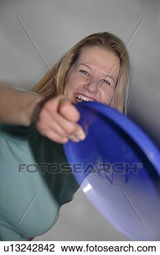 Banco de Imagem - mulher,   tocando, 
  frisbee,   jogar, 
  pegando,   frente, 
  escuro. fotosearch 
- busca de fotos, 
imagens e clipart