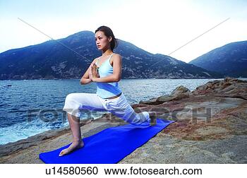 Arquivo de Fotografias - jovem,  mulher, 
 praticar,  ioga, 
 exercício,  tapete, 
 mar. fotosearch 
- busca de fotos, 
imagens e clipart