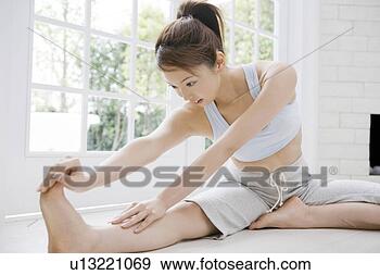 Arquivo Fotográficos - mulher,  esticar. 
fotosearch - busca 
de fotos, imagens 
e clipart