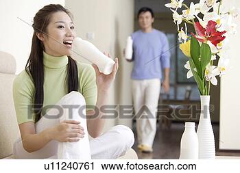 Arquivo de Fotografia - jovem,  par,  
bebendo,  leite. 
fotosearch - busca 
de fotos, imagens 
e clipart