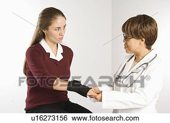 Banco de Imagem - africano,  americano, 
 middle-aged, 
 femininas,  doutor, 
 examinando. fotosearch 
- busca de fotos, 
imagens e clipart