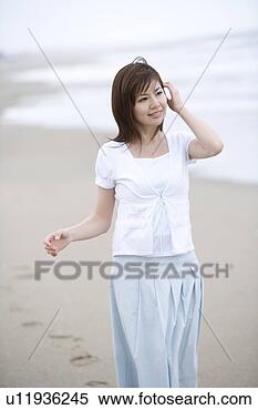 Banco de Imagem - jovem,  mulher, 
 andar,  praia, 
 frente,  vista. 
fotosearch - busca 
de fotos, imagens 
e clipart