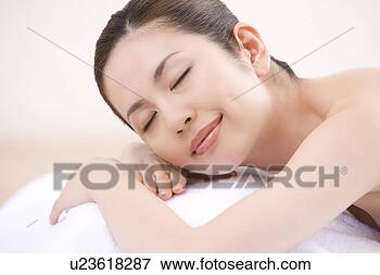 Foto - jovem,  mulher, 
 mentindo,  frente, 
 frente,  vista. 
fotosearch - busca 
de fotos, imagens 
e clipart