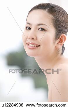 Banco de Imagem - jovem,  mulher, 
 sorrindo,  frente, 
 vista. fotosearch 
- busca de fotos, 
imagens e clipart