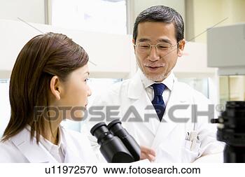 Arquivo de Fotografias - macho,   cientista, 
  falando,   femininas, 
  cientista,  
 sentando. fotosearch 
- busca de fotos, 
imagens e clipart