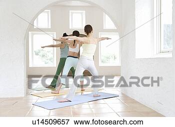 Foto - jovem,  mulheres, 
 ioga,  exercício, 
 esticar,  parte 
traseira,  vista. 
fotosearch - busca 
de fotos, imagens 
e clipart