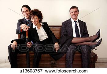 Foto - três,  pessoas, 
 sentando,  esperando, 
 sala. fotosearch 
- busca de fotos, 
imagens e clipart