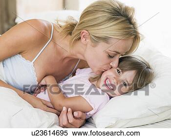 woman kissing icon