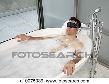 mann-entspannend-badewanne_~u10075039.jpg