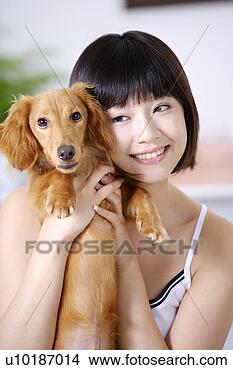 Banco de Imagem - femininas,  animais 
estimação,  um, 
 pessoa,  um, 
 jovem,  mulher, 
 só. fotosearch 
- busca de fotos, 
imagens e clipart