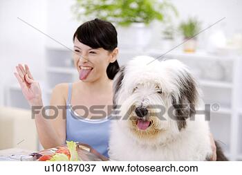 Foto - femininas,  animais 
estimação,  um, 
 pessoa,  um, 
 jovem,  mulher, 
 só. fotosearch 
- busca de fotos, 
imagens e clipart