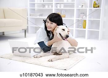 Banco de Imagem - femininas,  animais 
estimação,  um, 
 pessoa,  um, 
 jovem,  mulher, 
 só. fotosearch 
- busca de fotos, 
imagens e clipart