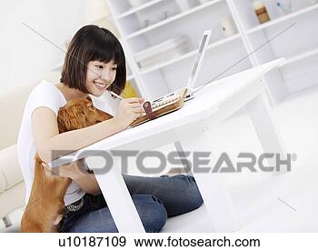 Arquivo Fotográficos - femininas,  animais 
estimação,  um, 
 pessoa,  um, 
 jovem,  mulher, 
 só. fotosearch 
- busca de fotos, 
imagens e clipart