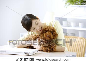 Arquivo Fotográficos - femininas,  animais 
estimação,  um, 
 pessoa,  um, 
 jovem,  mulher, 
 só. fotosearch 
- busca de fotos, 
imagens e clipart