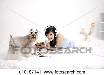 Arquivo de Fotografia - femininas,  animais 
estimação,  um, 
 pessoa,  um, 
 jovem,  mulher, 
 só. fotosearch 
- busca de fotos, 
imagens e clipart