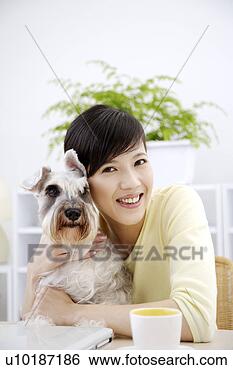 Banco de Imagem - femininas,  animais 
estimação,  um, 
 pessoa,  um, 
 jovem,  mulher, 
 só. fotosearch 
- busca de fotos, 
imagens e clipart