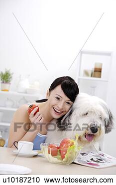 Arquivo de Fotografias - femininas,  animais 
estimação,  um, 
 pessoa,  um, 
 jovem,  mulher, 
 só. fotosearch 
- busca de fotos, 
imagens e clipart