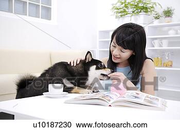 Arquivo de Fotografias - femininas,  animais 
estimação,  um, 
 pessoa,  um, 
 jovem,  mulher, 
 só. fotosearch 
- busca de fotos, 
imagens e clipart