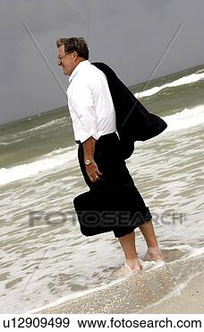 Arquivo Fotográficos - homem negócios, 
 praia. fotosearch 
- busca de fotos, 
imagens e clipart