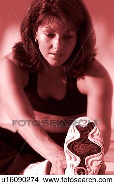 Banco de Imagem - mulher,  esticar. 
fotosearch - busca 
de fotos, imagens 
e clipart