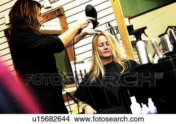 Banco de Imagem - mulher,  obtendo, 
 corte cabelo. 
fotosearch - busca 
de fotos, imagens 
e clipart