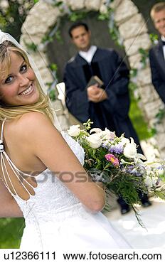Arquivo de Fotografia - noiva,  andar, 
 baixo,  corredor. 
fotosearch - busca 
de fotos, imagens 
e clipart