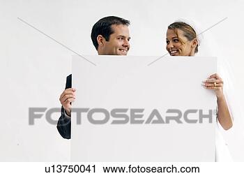 Arquivo de Fotografia - noiva,  noivo, 
 segurando,  em 
branco,  sinal. 
fotosearch - busca 
de fotos, imagens 
e clipart