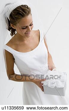 Arquivo Fotográficos - noiva,  segurando, 
 presente. fotosearch 
- busca de fotos, 
imagens e clipart