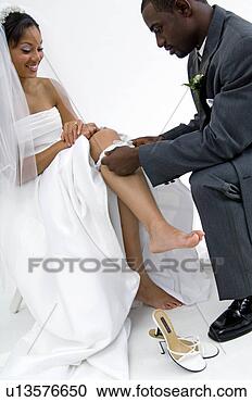 Arquivo de Fotografias - noivo,  levando, 
 desligado,  noivas, 
 liga. fotosearch 
- busca de fotos, 
imagens e clipart