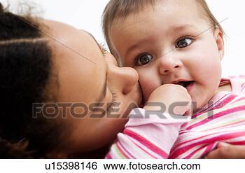 Banco de Imagem - africano,  americano, 
 menina,  segurando, 
 bebê. fotosearch 
- busca de fotos, 
imagens e clipart