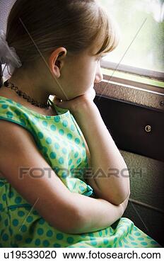 Arquivo de Fotografias - menina,  escola, 
 autocarro. fotosearch 
- busca de fotos, 
imagens e clipart