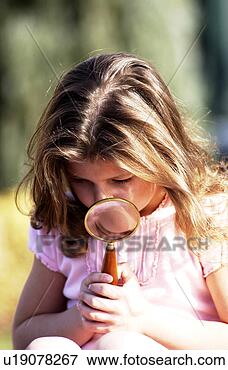 Foto - menina,  olhar, 
 através,  magnificar, 
 vidro. fotosearch 
- busca de fotos, 
imagens e clipart