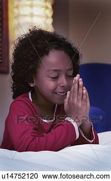 Arquivo de Fotografias - menina,  orando. 
fotosearch - busca 
de fotos, imagens 
e clipart