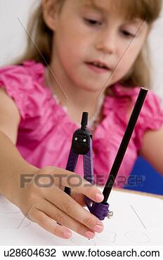 Banco de Imagem - menina,  usando, 
 compasso. fotosearch 
- busca de fotos, 
imagens e clipart