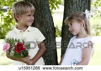 Banco de Imagem - menino,  dar, 
 menina,  flores. 
fotosearch - busca 
de fotos, imagens 
e clipart