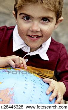 Banco de Imagem - menino,  olhar, 
 globo. fotosearch 
- busca de fotos, 
imagens e clipart