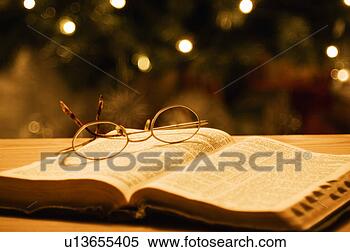 Banco de Imagem - santissimo,  bíblia, 
 óculos. fotosearch 
- busca de fotos, 
imagens e clipart