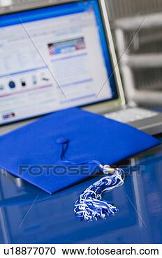 Arquivo de Fotografias - graduação,  boné, 
 tassel,  armando, 
 laptop,  computador. 
fotosearch - busca 
de fotos, imagens 
e clipart