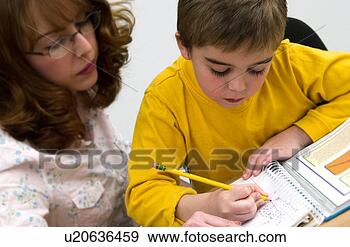 Arquivo Fotográficos - mãe,  ajudando, 
 filho,  dever 
casa. fotosearch 
- busca de fotos, 
imagens e clipart