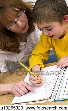 Arquivo de Fotografias - mãe,  ou,  professor, 
 ajudando,  menino, 
 dever casa. fotosearch 
- busca de fotos, 
imagens e clipart