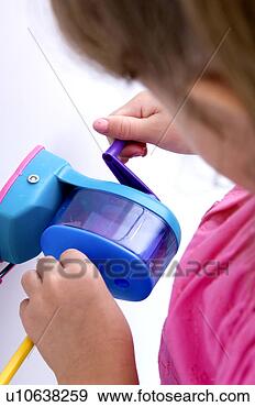 Arquivo Fotográficos - menina,  afiando, 
 lápis. fotosearch 
- busca de fotos, 
imagens e clipart