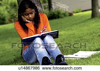 Banco de Imagem - menina,  estudar, 
 sob,  árvore. 
fotosearch - busca 
de fotos, imagens 
e clipart