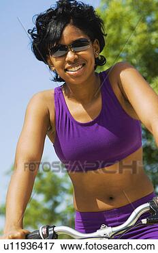 Foto - africano,  americano, 
 mulher,  montando, 
 bicicleta. fotosearch 
- busca de fotos, 
imagens e clipart