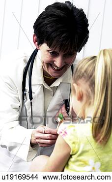 Banco de Imagem - doutor,  examinando, 
 criança,  doutor, 
 examinando,  
criança. fotosearch 
- busca de fotos, 
imagens e clipart