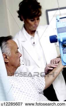 Foto - doutor,  verificar, 
 pacientes,  pulso. 
fotosearch - busca 
de fotos, imagens 
e clipart