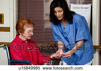 Banco de Imagem - enfermeira,  dar, 
 sênior,  mulher, 
 pílulas. fotosearch 
- busca de fotos, 
imagens e clipart