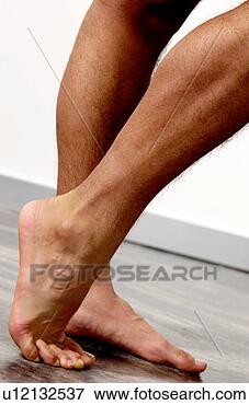 Foto - homens,  pernas. 
fotosearch - busca 
de fotos, imagens 
e clipart