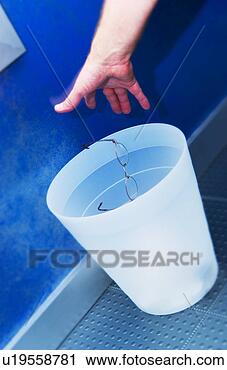 Arquivo de Fotografia - jogar,  óculos, 
 lixo,  lata. 
fotosearch - busca 
de fotos, imagens 
e clipart