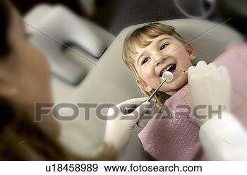 Arquivo Fotográficos - menina,  obtendo, 
 dental,  exame. 
fotosearch - busca 
de fotos, imagens 
e clipart