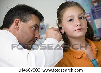 Arquivo de Fotografias - menina,  obtendo, 
 físico. fotosearch 
- busca de fotos, 
imagens e clipart